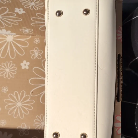 GUESS Ivory Quilted Chain Shoulder Bag - Picture 6 of 8